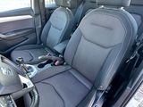 l'intérieur d'une voiture comportant deux rangées de sièges et un volant