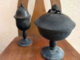 deux vases posés sur une table en bois
