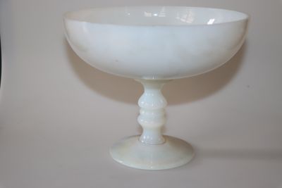un bol blanc posé sur une table blanche