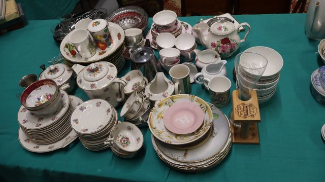 Important lot de vaisselle en porcelaine, assiettes décoratives, ...