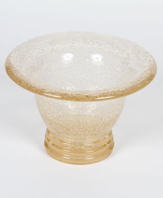 un bol en verre avec un bord doré sur fond blanc