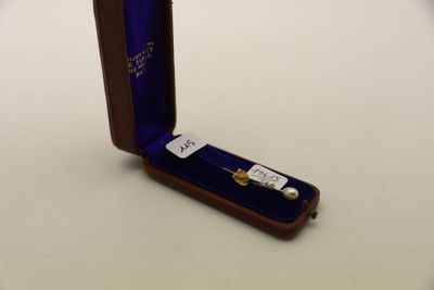 une petite boîte bleue contenant une bague