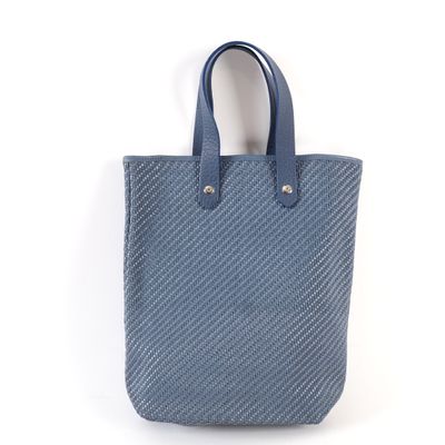 un sac fourre-tout bleu sur fond blanc