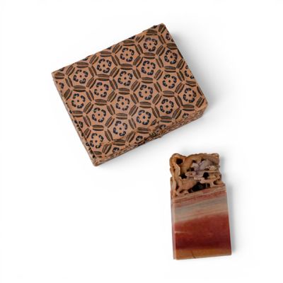 an image of a wooden box with a piece of wood on top of it