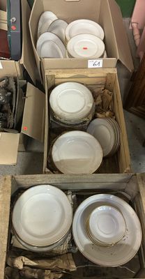 de nombreuses boîtes contenant des assiettes et des bols posées par terre