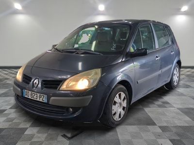 la photo d'une voiture garée dans un garage