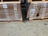 Deux palettes de cartons contenant des denrées alimentaires sont entreposées dans un entrepôt