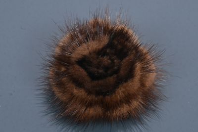 Dans le goût de CHANEL Broche Camélia en vison. Non griffée.