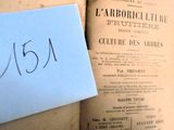 une feuille de papier posée sur un livre ouvert