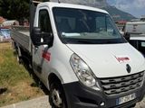 un camion blanc garé sur le bord de la route