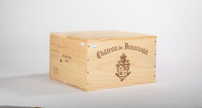 une image représentant une caisse en bois contenant une bouteille de vin