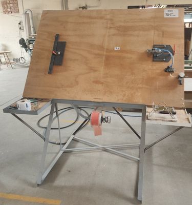 un établi dans un garage, avec des outils posés dessus