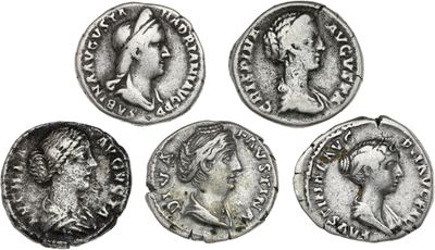 quatre pièces de monnaie romaines antiques, dont l'une représente la tête d'une femme et l'autre celle d'un homme