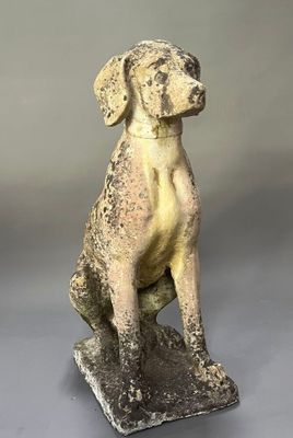 statue d'un chien assis sur un bloc de pierre