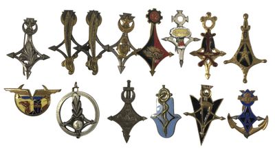 de nombreux objets métalliques de toutes sortes sur fond blanc