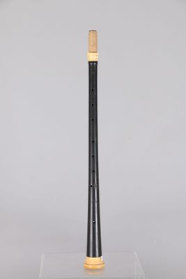 un stylo noir et doré posé sur une boîte transparente