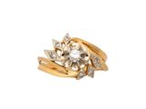 gros plan d'une bague en or avec un diamant blanc