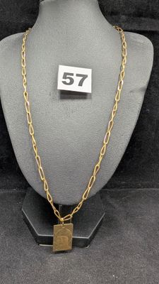 un gros plan d'un collier porté par un mannequin, sur lequel figure un numéro
