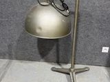 une lampe posée sur un support dans une pièce
