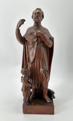 statue représentant un homme accompagné d'un chien et d'un oiseau, posée sur un socle en bois