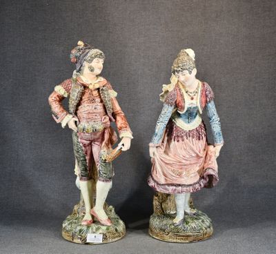deux figurines d'un homme et d'une femme debout l'un à côté de l'autre