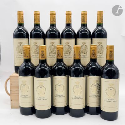 de nombreuses bouteilles de vin alignées les unes à côté des autres