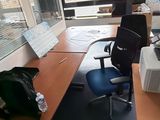 un bureau avec une chaise et un ordinateur dessus