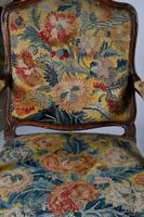 Paire de fauteuils en noyer sculpté et mouluré de fleurettes… (photo 3)