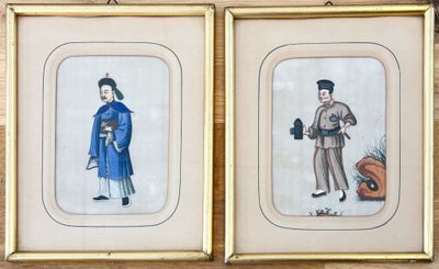 deux photos encadrées représentant des hommes en costume traditionnel chinois, accrochées au mur