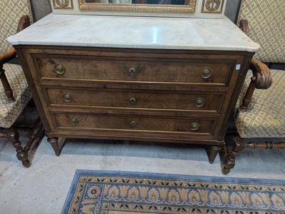 une commode au plateau en marbre surmontée d'un miroir