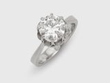 gros plan d'une bague en diamant sur fond blanc