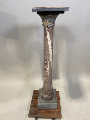 une image représentant un socle avec un plateau en marbre et une base en bois