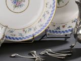 une théière en argent et un service à thé en argent posés sur une table