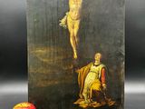 une image représentant un tableau de Jésus sur la croix avec une pomme