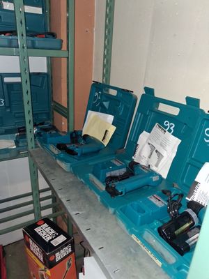 de nombreux outils posés sur la table dans la pièce