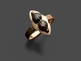 une bague en or avec une pierre noire au centre