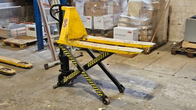un chariot élévateur au milieu de l'entrepôt
