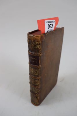 un petit livre contenant une carte, posé sur une table