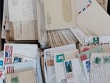 une boîte remplie de courrier posée sur une table