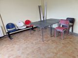 une table et des chaises dans une pièce au sol carrelé