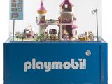 une vitrine Playmobil contenant un château
