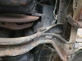 un gros plan d'une vieille locomotive rouillée