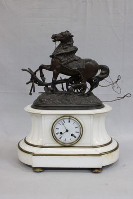 une statue représentant un homme à cheval tirant une calèche