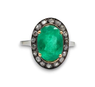 bague ovale en émeraude et diamant