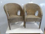 deux chaises en osier posées sur une table