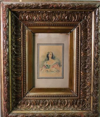 une image représentant un tableau d'une femme en robe, dans un cadre doré