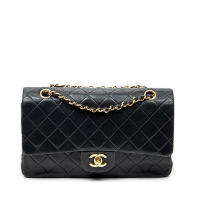 Sac Chanel à rabat en cuir d'agneau noir matelassé