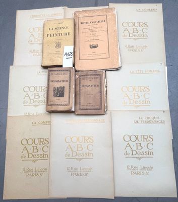 plusieurs livres sont empilés sur une table