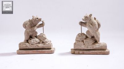 deux statues représentant un ours et son ourson sur fond blanc
