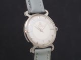 gros plan d'une montre sur fond noir